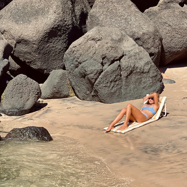 Sunnylife / Reclining Beach Chair - Mango Bay Golden Mustard Stripe